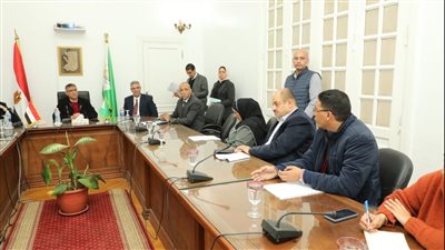 محافظ الجيزة يقدم مساعدات مالية لحالات مرضية بالتعاون مع مؤسسات المجتمع المدني 