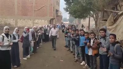 لبلوغه سن التقاعد.. طلاب بقرية أبجيج ببني سويف ينظمون ممرًا شرفيًا لمدير مدرسة | صور