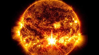 بقع شمسية نشطة تطلق توهجات قوية واحتمال عواصف جيومغناطيسية