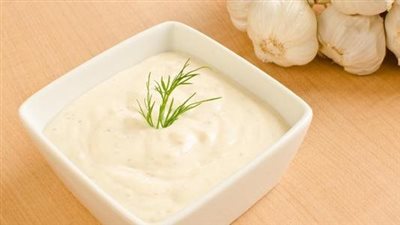 لذيذة وشهية.. طريقة عمل الثومية السوري الأصلية مثل المحلات