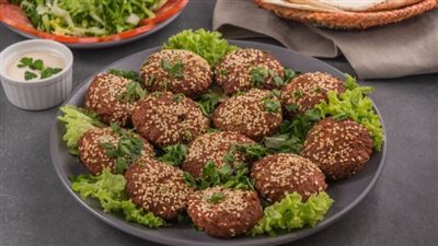 بوصفة سحرية.. طريقة عمل الطعمية بالسمسم بشكل جديد