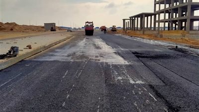 جهاز العاشر من رمضان يواصل تميهد طرق 710 أفدنة بالمنطقة الصناعية