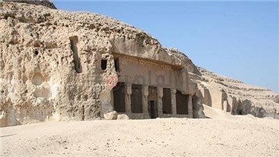 أسطورة تحكيها الصخور.. حكاية إسطبل عنتر بمعبد حتشبسوت في المنيا| صور