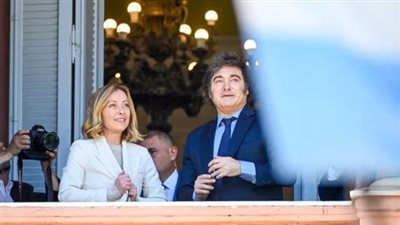 ظُلم للمهاجرين الأطفال.. ميلوني تقدم الجنسية الإيطالية لرئيس الأرجنتين وتثير غضب المعارضة