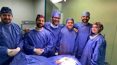 رئيس جامعة القاهرة يشيد بنجاح فريق طبي في القصر العيني بإجراء عملية زراعة يد مبتورة بالكامل لشاب