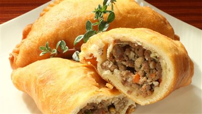 وصفة بسيطة ورائعة.. طريقة تحضير فطيرة باللحمة المفرومة