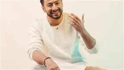 حمادة هلال يظهر حافيا ويرفع شعار يا ريت أهالينا ما ربونا في أغنيته الجديدة لعام 2025