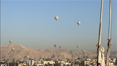 بعد توقف يوم واحد.. عودة رحلات البالون الطائر بالأقصر