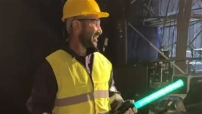 بـ 18 ألف دولار ويوجد منه 10 قطع بالعالم.. تفاصيل إطلالة أحمد سعد بملابس عامل بناء في حفله بالسعودية