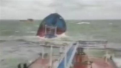 تعطل الملاحة في مضيق كيرتش الروسي بسبب انشطار ناقلة نفط وجنوح أخرى.. وتدخل عاجل من بوتين