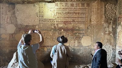 عالم آثار بريطاني يوثق زيارته لـ مقبرة جحوت حتب بمحافظة المنيا | صور