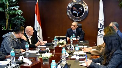 باستثمار 385 مليون دولار.. أكبر شركة للأقمشة في العالم تبحث إنشاء مصنع بمصر