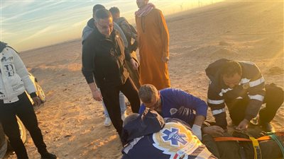 محافظ البحر الأحمر يتوقف للاطمئنان على حالة مواطنين أصيبا في حادث سير على طريق رأس غارب| صور