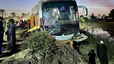 انحرف بأرض زراعية.. نجاة 50 راكبًا إثر حادث تهشم أتوبيس في الأقصر| بث مباشر