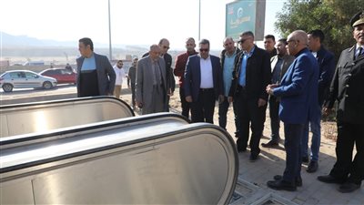 محافظ الجيزة يعلن اقتراب تشغيل السلالم الكهربائية لكباري المشاة أمام بوابات حدائق الأهرام| صور