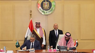 كامل الوزير يبحث مع نظيره السعودي سبل تعزيز التعاون.. ويشهدان توقيع اتفاقية سلاسل الإمداد بين شركتين