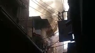 الدفع بـ 5 سيارات إطفاء.. السيطرة على حريق مخزن مفروشات بالمحلة 