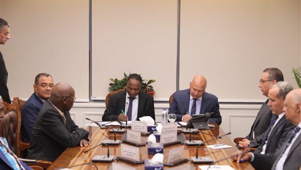 جانب من التوقيع