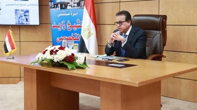 خلال لقائه بأطباء مستشفى الشيخ زايد.. وزير الصحة يوجه بتسهيل الخدمات الطبية 