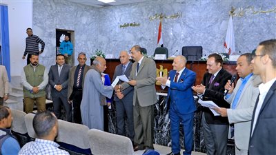 محافظ سوهاج يسلم 77 قطعة أرض بالظهير الصحراوي لمواطني قرية الكولة