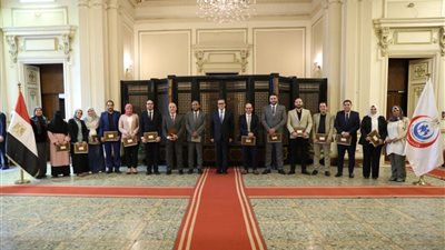 وزير الصحة يكرم الفريق الطبي بمستشفى القناطر الخيرية العام بعد حصوله على اعتماد الرقابة الصحية