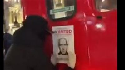 مطلوب للعدالة بتهم الإبادة.. نشطاء بريطانيون يعلقون صورا تهاجم نتنياهو في شوارع لندن