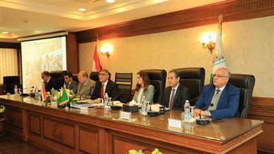 محافظ الجيزة لرؤساء الأحياء والمراكز: إرضاء المواطن أولوية في شغلنا