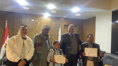 تعليم قنا تكرم تلميذة عثرت على 70 ألف جنيه وأعادتها لصاحبها.. ووالدها: رفضت تاخد مقابل مادي