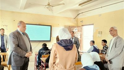 بعد رصد مخالفات.. وكيل تعليم قنا يستبعد مديرة مدرسة بالوقف ويحيلها للتحقيق