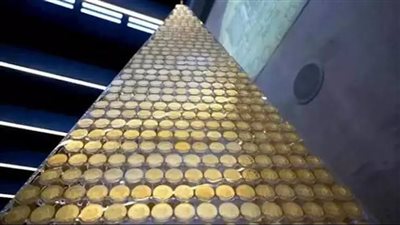 إحداها صنعت من 2024 قطعة ذهب.. أغرب أشجار الكريسماس في العالم