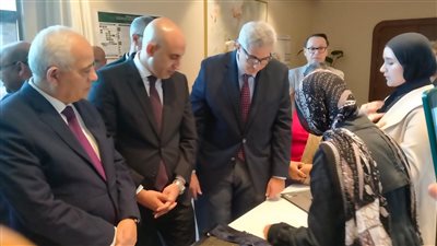 وزير التعليم ورضا حجازي يتفقدان المشاريع البحثية للطلاب الفائزين في المعرض الدولي للعلوم والهندسة