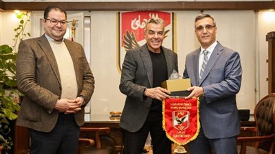 قبل مواجهة شباب بلوزداد.. الأهلي يستقبل السفير الجزائري 