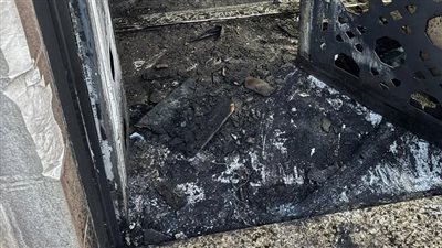 مستوطنون يشعلون النيران في مسجد بالضفة الغربية.. وإسرائيل تعلق