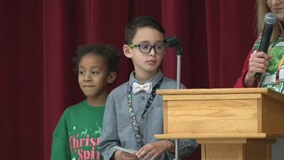 موقف بطولي لصغير ينقذ زميله من الاختناق في مدرسة بأمريكا 