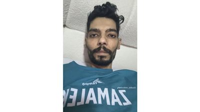 إبراهيم شيكا باكيًا: بمشي بكرسي وحزين على نفسي لكني بعافر