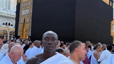 الله منحني كل شيء.. التيك توكر العالمي خابي لام ينشر صورة له أمام الكعبة
