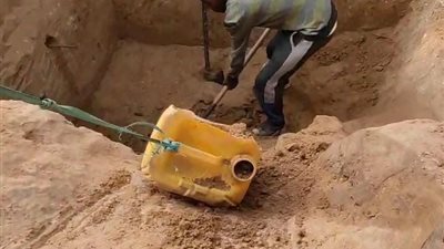 فلسطيني يصنع خيمة لأسرته تحت الأرض: الحرب جعلتني أحفر في التراب عشان أعيش