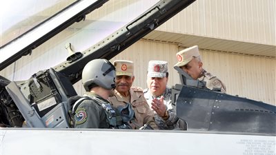 وزير الدفاع يتفقد قاعدة جوية ويلتقي عددا من المقاتلين