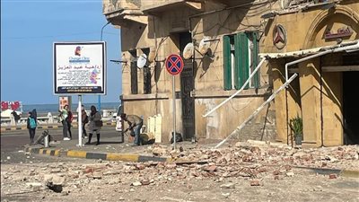 سقوط شرفتين بأحد العقارات بمنطقة الشاطبي في الإسكندرية| صور