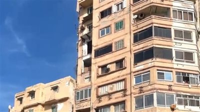 سقوط شرفتين من عقار في الشاطبي بالإسكندرية.. ووصول الحماية المدنية | بث مباشر
