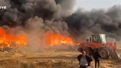 الدفع بـ 12 سيارة إطفاء للسيطرة على حريق مصنع العاشر من رمضان.. وإصابة 16 شخصا| فيديو