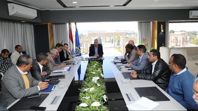 خلال اجتماعه بالقيادات المحلية.. محافظ أسوان: مواصلة العمل لحل مشاكل المواطنين وبحث طلباتهم