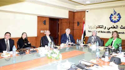 التعاون مع بريطانيا وتطوير جهاز لحفظ البيانات.. تفاصيل اجتماع اللجنة العليا لمشروع الجينوم المصري 