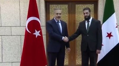 أكبر مسؤول يصل سوريا عقب سقوط الأسد.. أحمد الشرع يلتقي وزير خارجية تركيا في دمشق