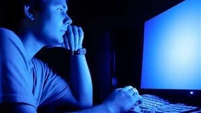 يسبب جفاف العين.. خبراء يحذرون من التعرض للضوء الأزرق