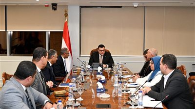 وزير الإسكان يجتمع برئيس الجهاز التنفيذي لمياه الشرب للاطلاع على آخر تطورات المشروعات الجاري تنفيذها 