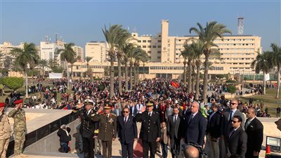 محافظ بورسعيد يضع إكليل الزهور تكريمًا لشهداء الوطن في عيد النصر