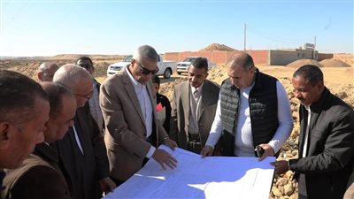 محافظ أسوان يتفقد المنطقة الحرفية بقرية الغنيمية.. ويشدد على سرعة تركيب المحول الكهربائي