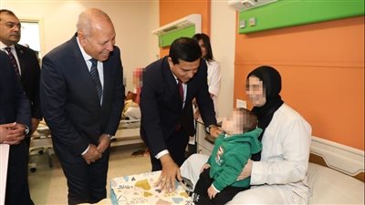 محافظ القاهرة يشهد توزيع 10 آلاف قطعة ملابس شتوية على أطفال مستشفى أبو الريش