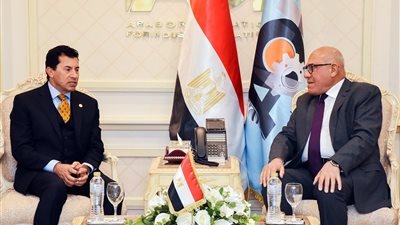 رئيس العربية للتصنيع يبحث مع وزير الشباب تعزيز التعاون للاستفادة من القدرات التصنيعية المتطورة بالهيئة 